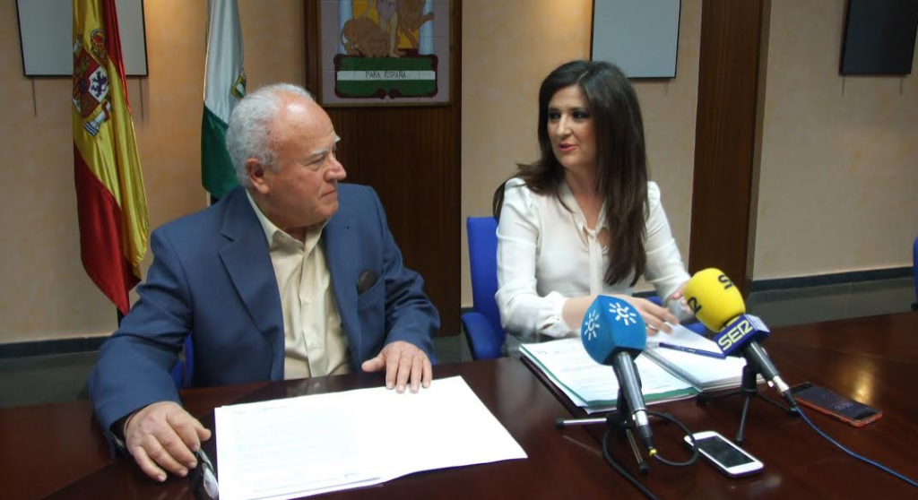 La de Educación, Cultura y Deporte, Yolanda Caballero, junto a Diego Valero, presidente de la Fundación Banco de Alimentos de Jaén.