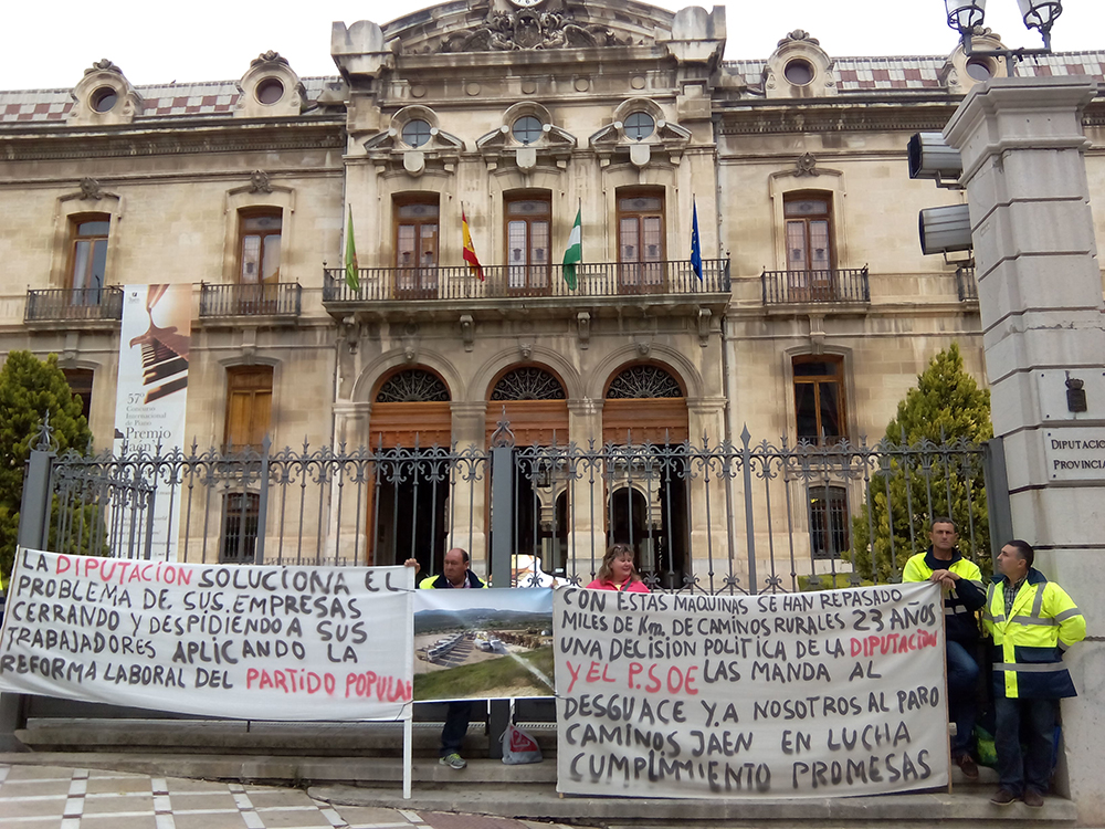 Concentración de trabajadores de Caminos Jaén frente a la Diputación