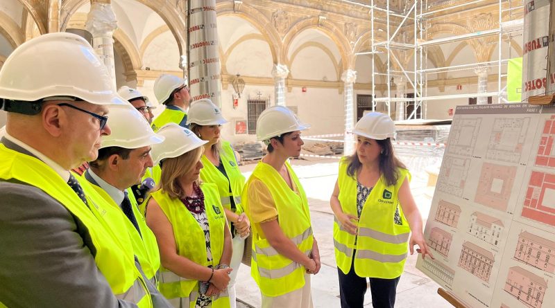 La ministra de Vivienda visita las obras de restauración del Palacio Vázquez de Molina de Úbeda