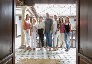 LA ALCALDESA DE ÚBEDA RECIBE A LA PREGONERA DE LA FERIA Y FIESTAS DE SAN MIGUEL 2025, YOLANDA JIMÉNEZ
